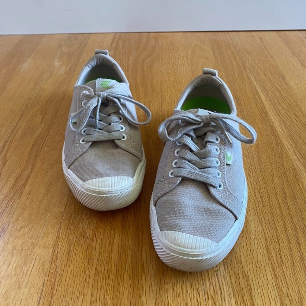 Cariuma Pantone Size 10 Shoes